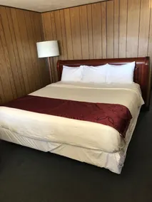 Knights Inn - Image 2