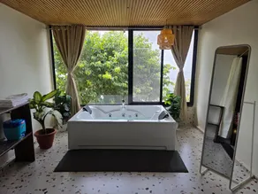 Nirvana Suite 1: Room with Jacuzzi - Image 2