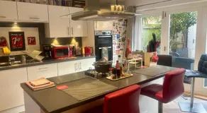 4 bed Townhouse with spectacular views 4 miles from Cardiff 10min drive or train journey to city centre - Image 3