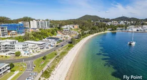Crows Nest Marina View Apartment, 6 Teramby Rd - waterfront, WiFi, Aircon, Marina - Image 5