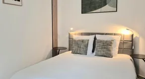 La longère du Moulin, logement T2 indépendant tout équipé avec cuisine, parking individuel avec portail, salon de jardin, belle grande chambre - Image 2