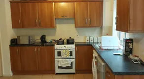 Spacious and Serene Stay near Milton Keynes centre - Image 3
