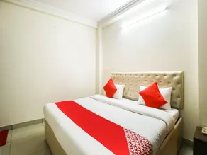 Moody Moon Hotel Near V3S Mall by Oyo - Image 4