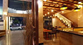 Altona Hotel - Image 2