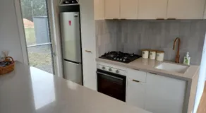 Lakeside Off-Grid Luxury Cabin Redman View - Image 2