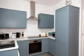 3 Beds | Parking | by Airport | Garden | Fast WiFi - Image 3