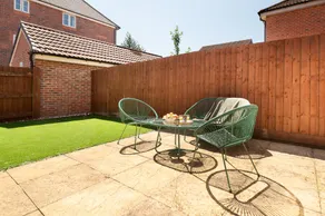 Swindon Modern Large House with Garden Sleeps 7 - Image 4