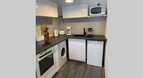 Joli T2, jacuzzi, lit rond, jardin, parking privé, métro - Image 4