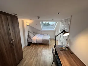 4 Wharncliffe Drive - Image 2