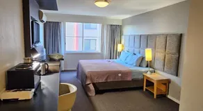 convenient spot in the city - Image 4