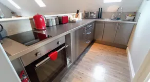 Profitez de l'espace de vie lumineux et aéré entouré d'une belle campagne. - Image 3