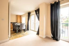 Apartment 9 - Image 4