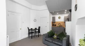 Sleek Canalside Stay in Edinburgh - Image 4