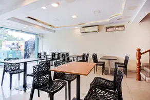 OYO Flagship 80647 Hotel Rose - Image 3