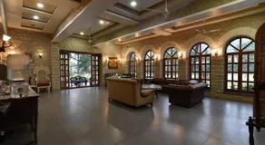 Luxurious Vintage Villa - Image 3