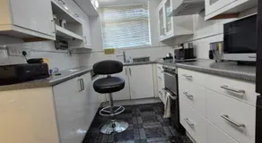 Three bedroom house with a garden - Image 3