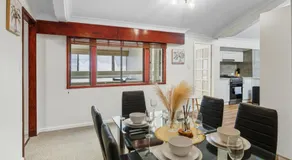 Coastal Wynnum Home Near Plaza and City Connections - Image 3