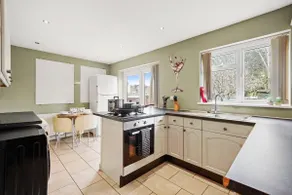 BridgeCity 4 bed House in Maidstone Free Parking - Image 3