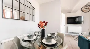 Central 2 Bed Apartment Perfect for Long and Short Stays - Image 2