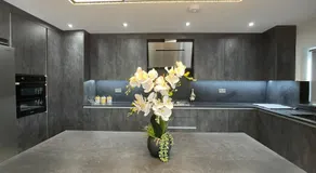 Newly refurbished 4 Bedroom House-Sleep 8-Free parking - Image 4