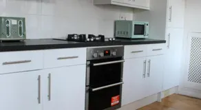 Luxe Entire 3 Bed Home - LHR 15 mins - London City 35 mins - Image 3