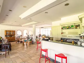 Apartamento en Salò con piscina y olivos - Image 4