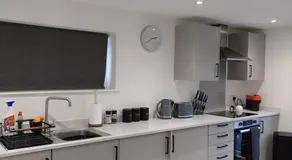 Modern Guest House with Free Parking & Fast Wi-Fi - Image 3