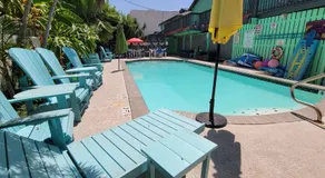 Upper Deck Hotel and Bar - Adults Only - Image 2