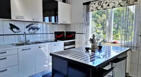 Black and White Apartment - 2 bedrooms, walk to the beach - Image 3