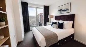 Deluxe Two Bedroom Canary Wharf Apartment - Image 2