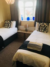 Budget Accommodation Min from M1/ 31  Free Parking - Image 5