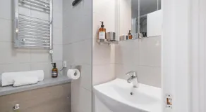 Executive Sloane Apartment 810 - Image 2