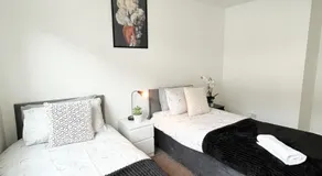 3 Bedroom House, WiFi & Free Parking - Image 2