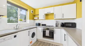 The Cornfields by Signature Stays - Parking - Modern - Quiet Location - Image 2