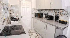 The Modern Suite 1BR Apartment Near Etihad Stadium & Coop Live - Image 5