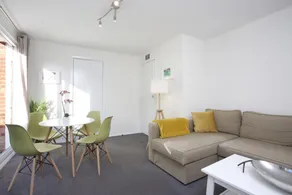 Sleek 2BD House with Garden Heart of Guildford - Image 3