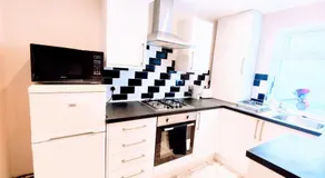 Crystal Suite 3 Free Private Parking - Image 3