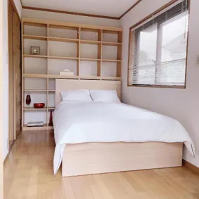Young House - Image 2