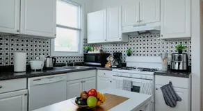 Spacious 3BR Near NYC and MetLife with 5 Beds and 2 Parking - Image 4