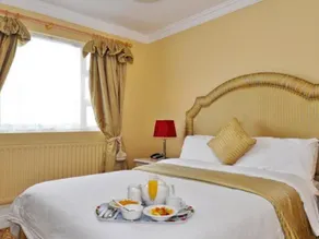 Longford Arms Hotel - Image 5