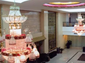 Shangri-La Paradise Hotel - Image 3