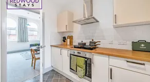 Modern 1 Bed 1 Bath Apartment for Corporates & Contractors, Free Parking, Wi-Fi & Netflix By Redwood Stays - Image 5