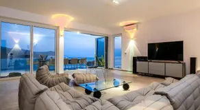 Style and Sea - Image 2
