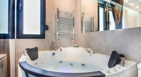 Luxury Boutique City Center Apartments - Image 5