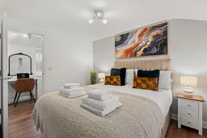 Charming Apartment In Andover Town Centre 55'' 4K Smart TV Netflix - Image 5