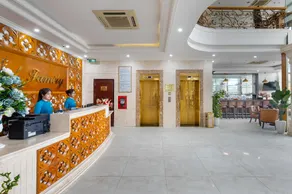 Royal Family Hotel - Image 2