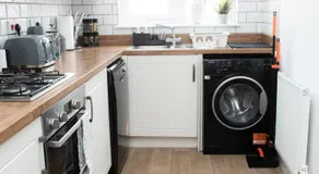 Comfy Modern 3BR Semi Detached 400Mb Wifi Free Double Parking - Image 3