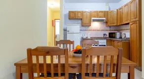 2B Apartamento Abrigos, Wifi y balcón - Image 2