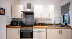 Homely 2 Bed Close to Leeds City Center by 53 Degrees Property, Sleeps 3 - Image 4