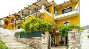 Yellow house - Image 4